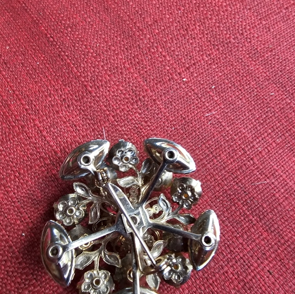 I love these colors! You don\'t see them very often. Spectacular brooch designed.